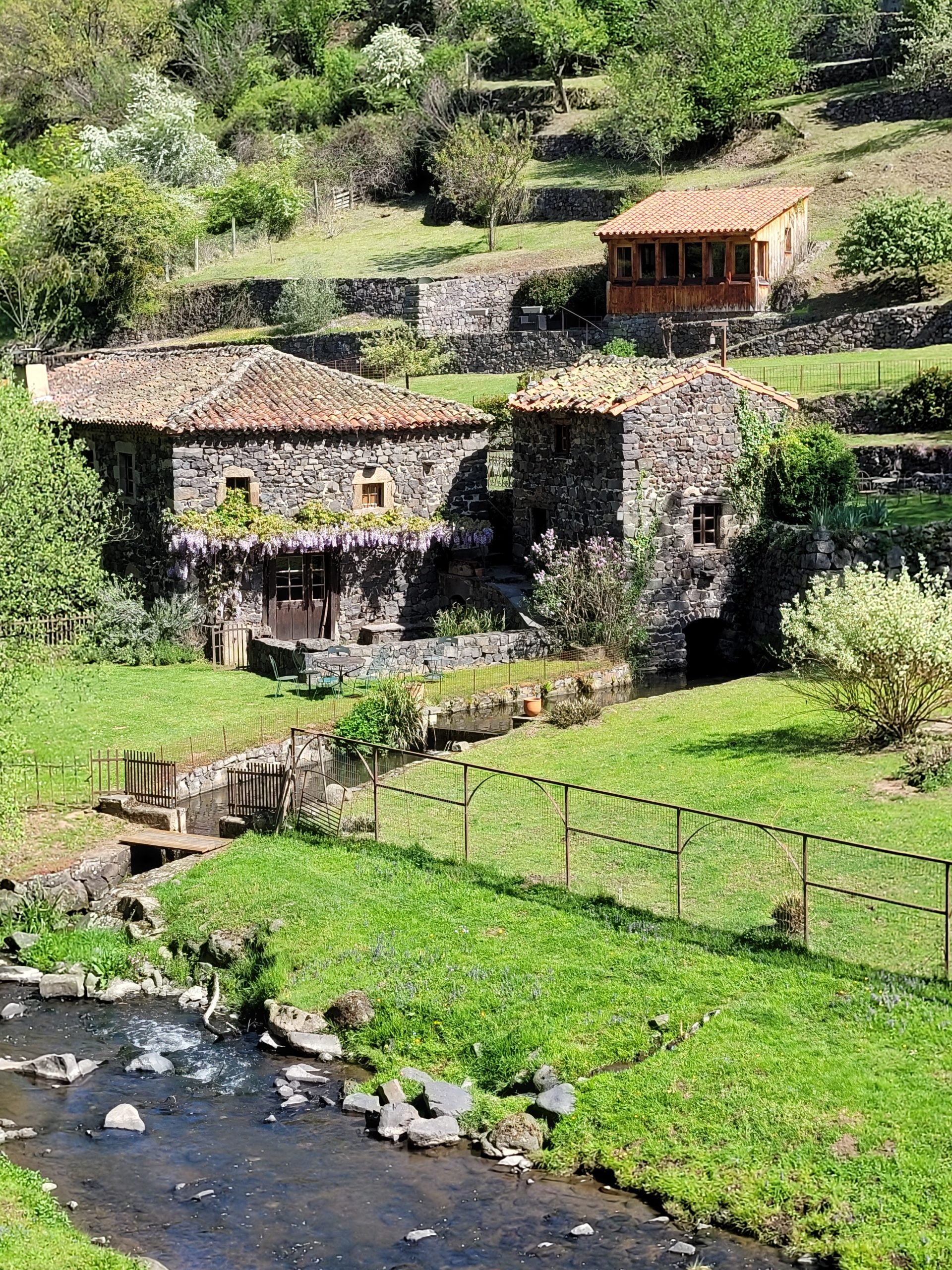 Le moulin de Saint-Arcons-d'Allier au bord de la rivière